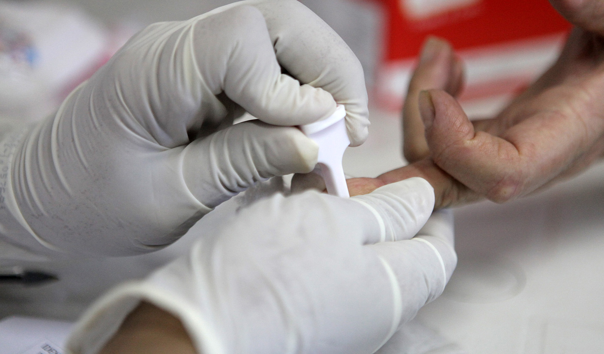 uma pessoa fazendo exame de sangue